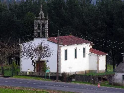 Weiße Kirche mit Glockenturm in Oroso, Galicien.