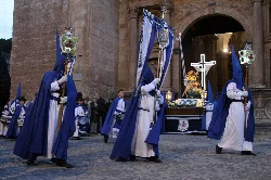 Menschen in blauen Roben bei einer religiösen Prozession in Daroca.