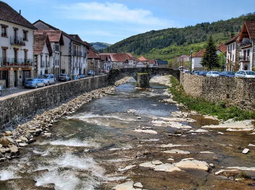 Casas tradicionales y río en Otsagabia, Navarra.