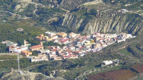 Vista aérea de casas y calles en Alicún, Almería.