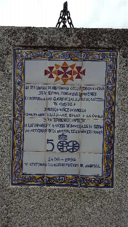 Kachelplatte mit spanischem Text und einem Symbol in der Mitte.