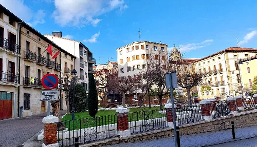 Platz mit Bäumen und Bänken in Alsasua, Navarra.