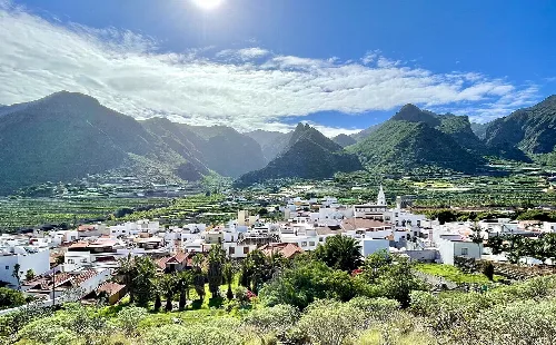 Vista de Los Silos, con casas blancas y montañas verdes en el fondo.
