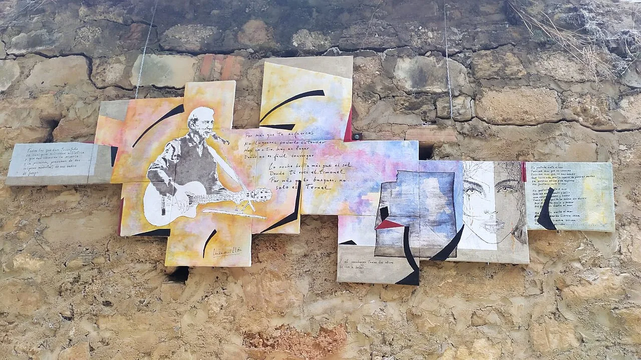 Mural dedicado al cantante Joaquín Carbonell, en su pueblo natal Alloza, Teruel. 
Inaugurado el 14-08-2022 en el Parque escultórico Los Barrancos. Su autor el también allocino Manuel Minguillón. 

Ubicado junto a la Fuente de Las señoritas, el mural está formado por once paneles de madera cubiertos con tela de gallinero y arpillera de sacos de olivas. Pintada en acrílico está la imagen de Carbonell, y varios párrafos de sus escritos y canciones.