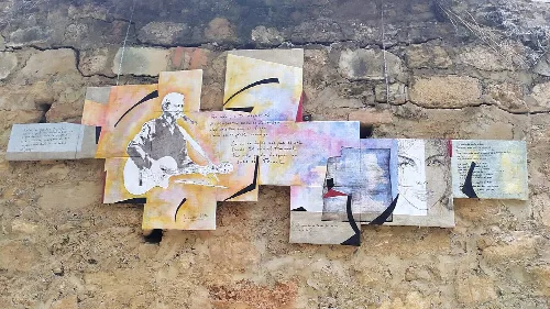 Mural dedicado al cantante Joaquín Carbonell, en su pueblo natal Alloza, Teruel. 
Inaugurado el 14-08-2022 en el Parque escultórico Los Barrancos. Su autor el también allocino Manuel Minguillón. 

Ubicado junto a la Fuente de Las señoritas, el mural está formado por once paneles de madera cubiertos con tela de gallinero y arpillera de sacos de olivas. Pintada en acrílico está la imagen de Carbonell, y varios párrafos de sus escritos y canciones.