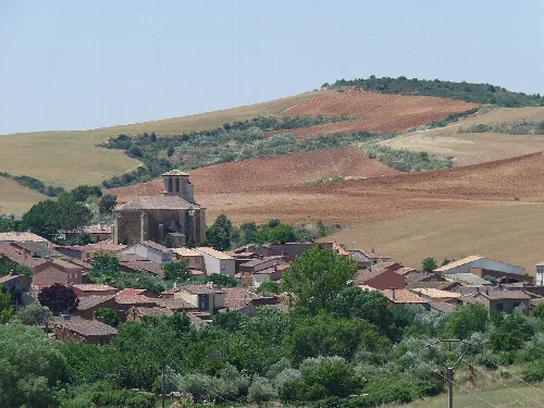 Landschaft von Matarrubia mit Häusern und Hügeln in Guadalajara.