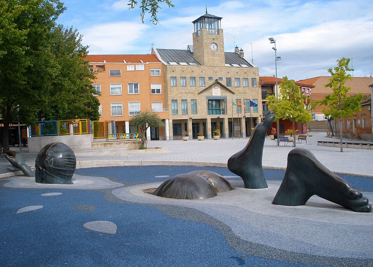 Tierskulpturen in einem Brunnen in La Cistérniga.