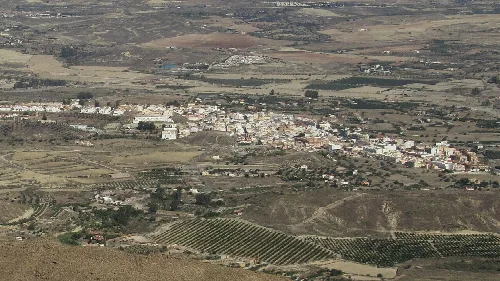 Vista aérea de un pueblo con campos agrícolas en Almería.