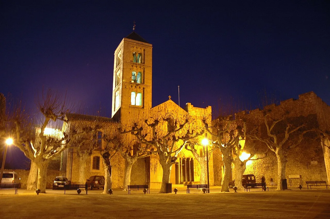 Santa Maria de Vilabertran, de nit.
