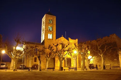 Santa Maria de Vilabertran, de nit.