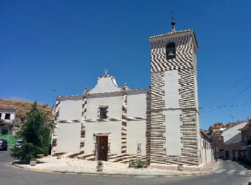 Fassade einer Kirche mit Turm in Yeles, Toledo.