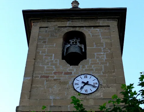 Campanario de piedra con reloj y campana en Cihuri, La Rioja.
