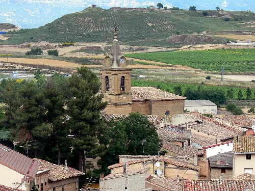 Iglesia y tejados en Ollauri, con viñedos en las colinas.