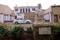 Sculpture of a woman at the monument in Mota del Cuervo.