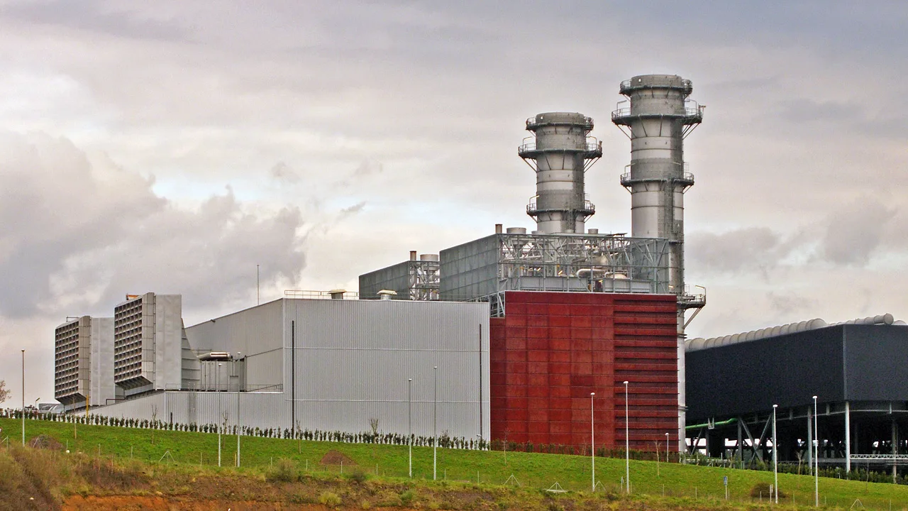 Planta de energía con chimeneas y estructuras metálicas en Amorebieta.