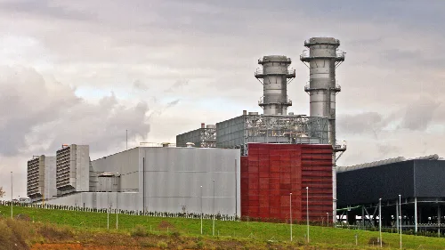 Planta de energía con chimeneas y estructuras metálicas en Amorebieta.
