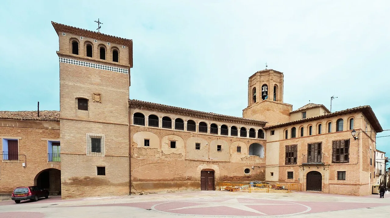 Vista del Palacio de los Hospitalarios y la torre de la iglesia en Ambel