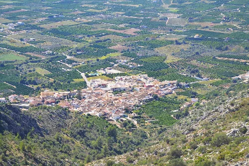 Luftaufnahme von Benimeli mit Feldern und Stadt im Tal.