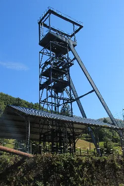 Estructura metálica de un pozo minero en Turón, Mieres, Asturias.