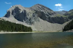 Bergsee mit Kiefern und felsigen Bergen in Huesca, Aragón.