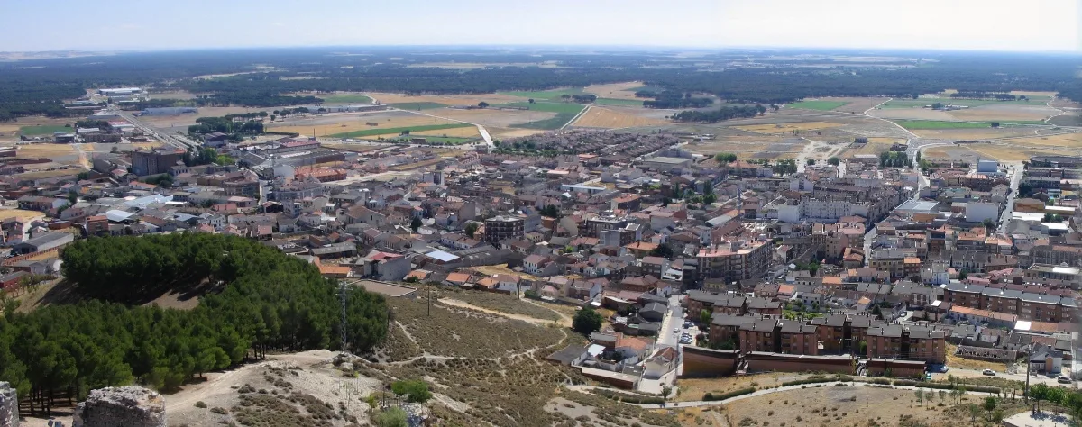 Aerial view of Íscar with the castle in the foreground and the town and fields in the background.