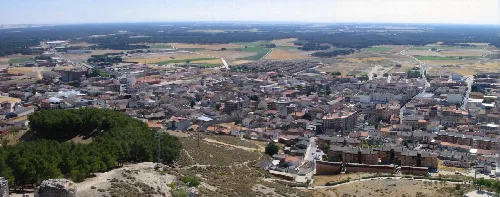 Vista aérea de Íscar con el castillo en primer plano y la ciudad y campos en el fondo.