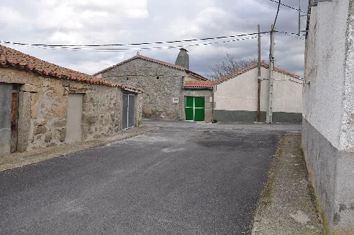 Puerta verde en Mesegar de C. AV, España