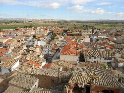 Vista de tejados y calles de Quinto, con campo en el horizonte.