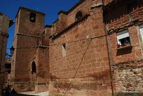 Kirche der Himmelfahrt in Manjarrés, mit Turm und Mauern aus Stein und Ziegel.