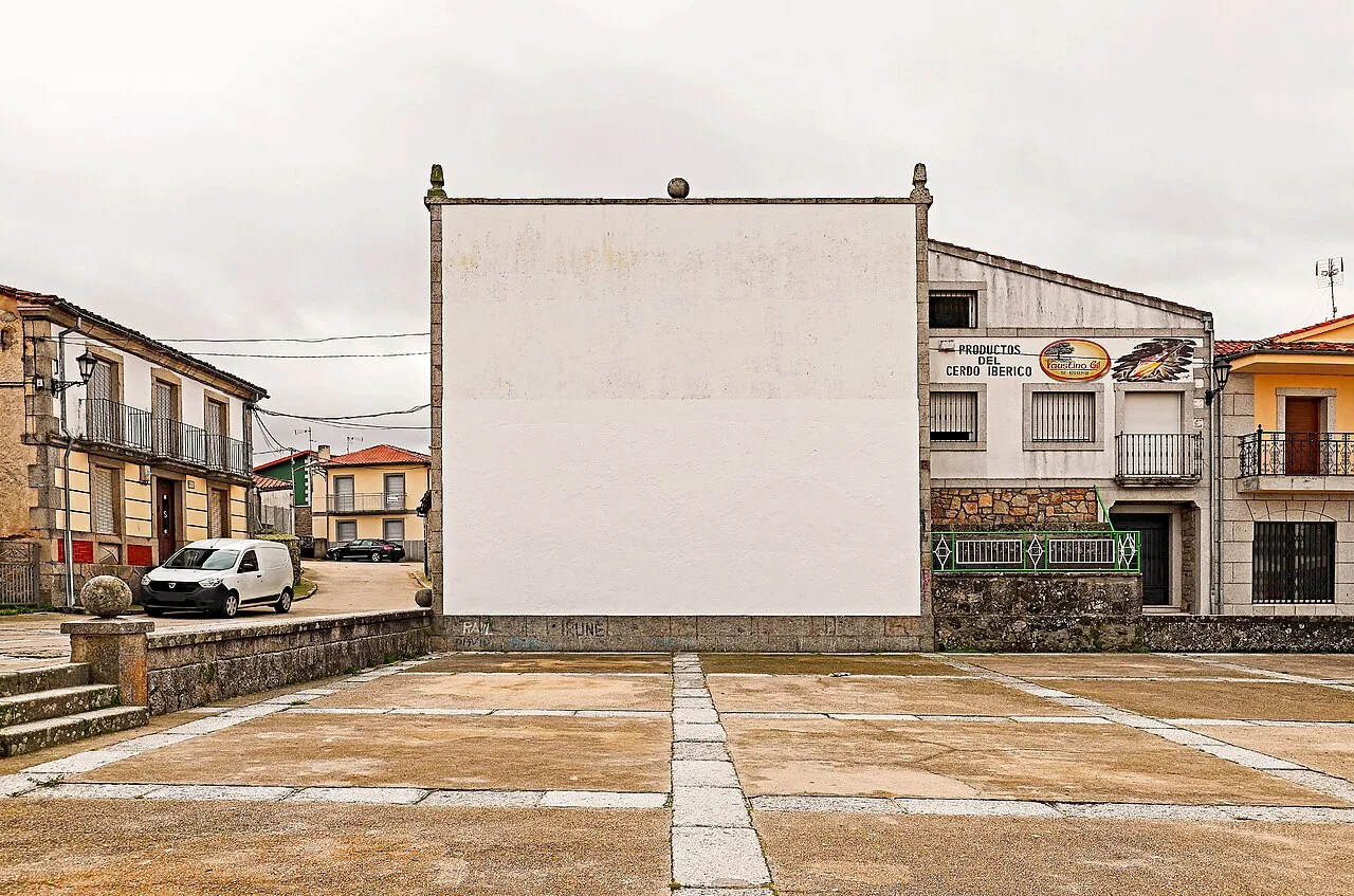 Frontón in Los Santos with screen wall and empty playing area.