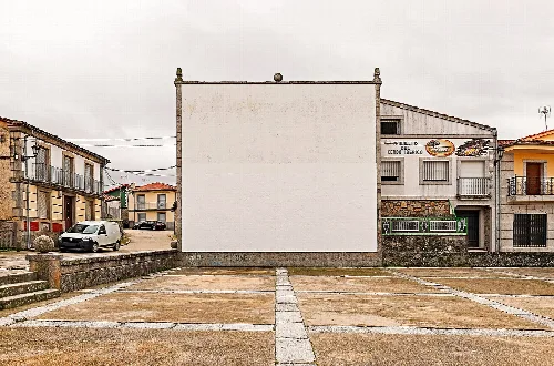 Frontón en Los Santos con muro de pantalla y espacio de juego vacío.
