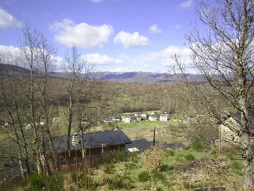 Blick auf Häuser und Berge in Galende vom Viertel "Cima".