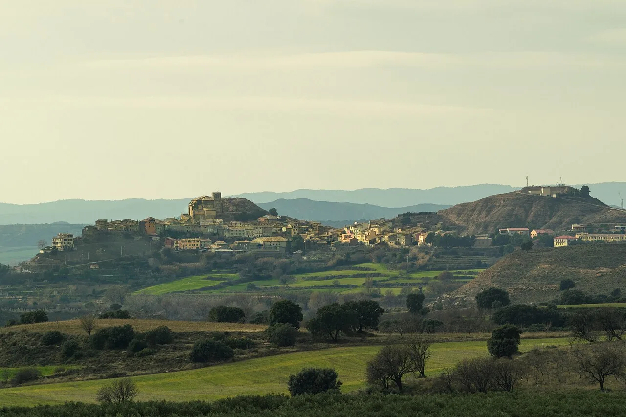 Vista panorámica de colinas verdes y un pueblo en la cima en La Sotonera.