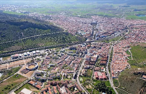 Vista aérea de Puertollano con edificios y zonas verdes.