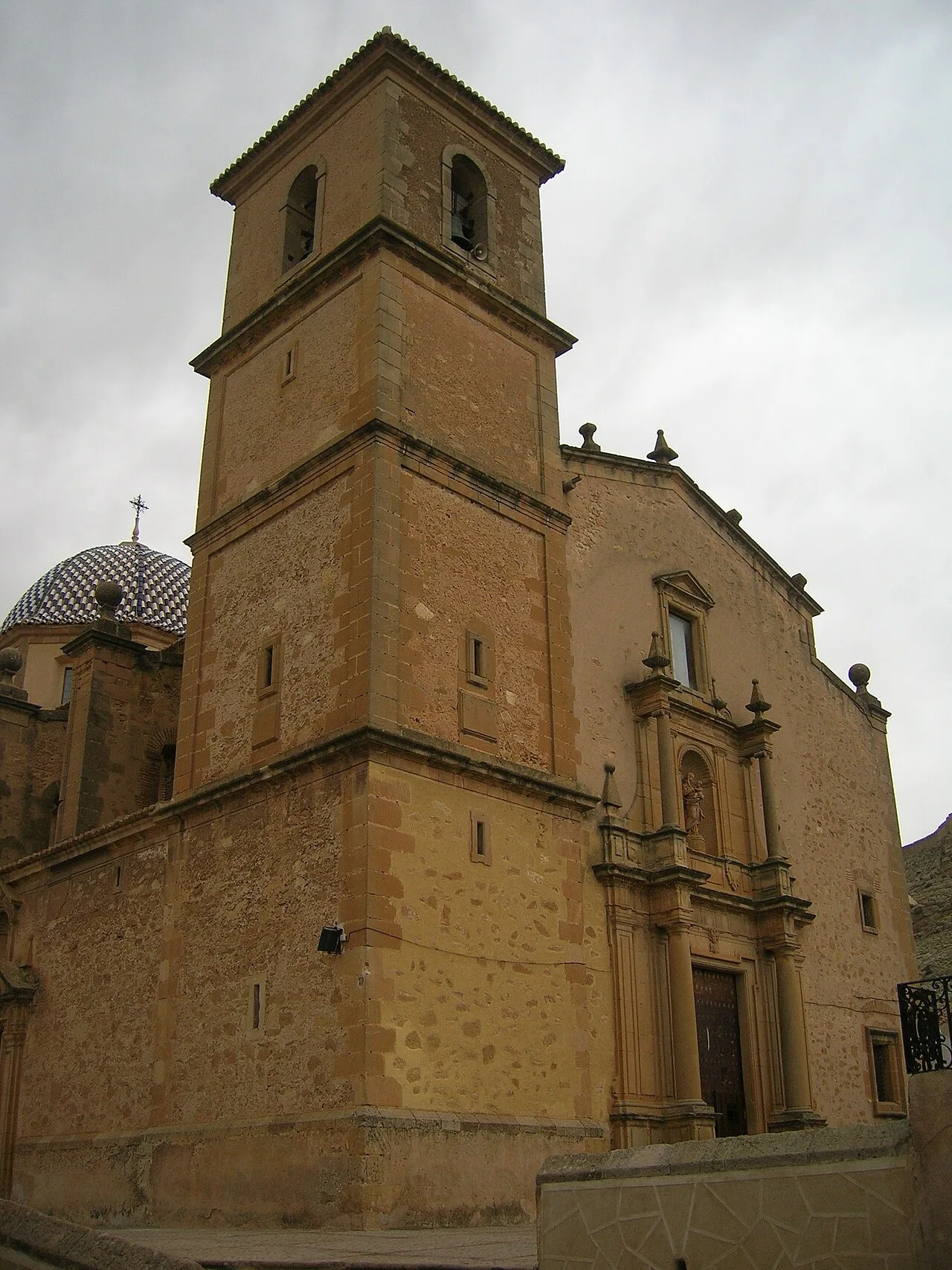 Iglesia con torre y fachada ornamentada en Peñas de San Pedro.
