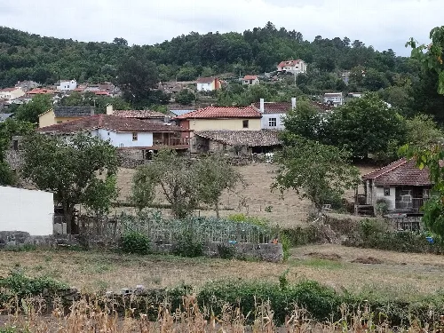 Ländliche Landschaft mit Häusern und Bäumen in Pereiro de Aguiar