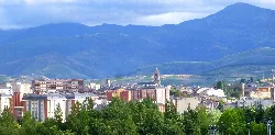 Panoramablick auf Ponferrada mit Bergen im Hintergrund.