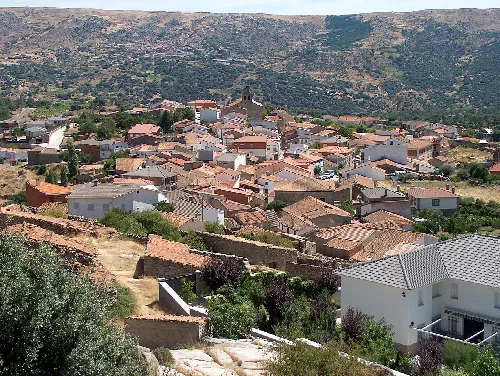Santa Cruz de Pinares, un pueblo de la provincia de Ávila (Castilla y León), en España. Imagen tomada desde "la Sierra".