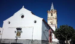 Weiße Kirche mit Turm in Beas.