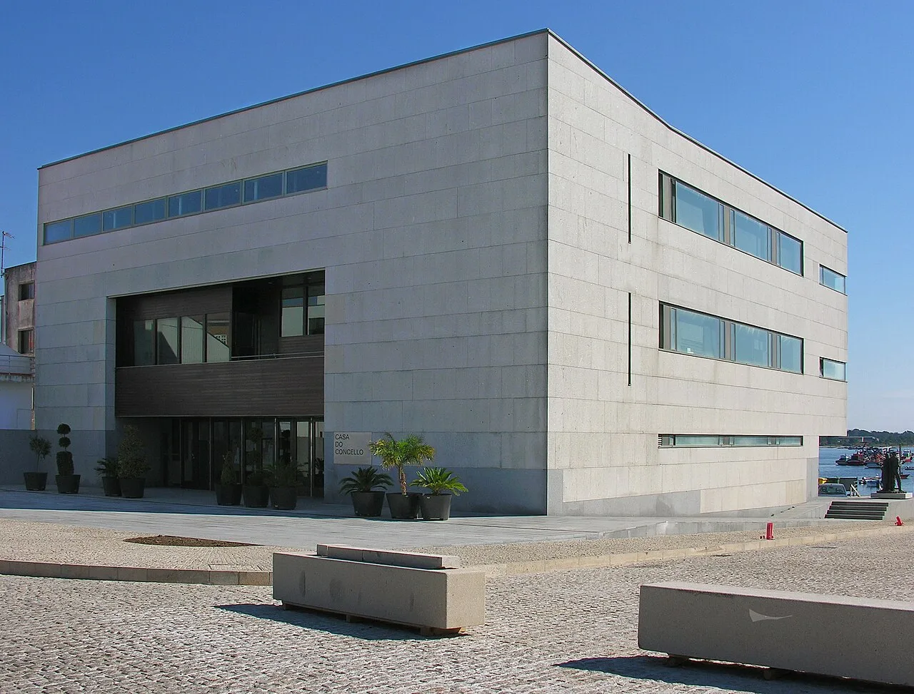 Edificio de líneas rectas y ventanas largas en la Isla de Arousa.