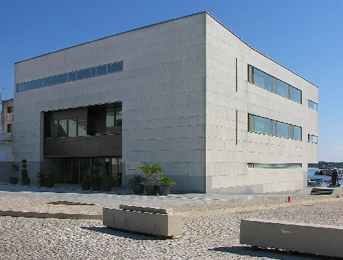 Gerades Gebäude mit langen Fenstern auf der Insel Arousa.