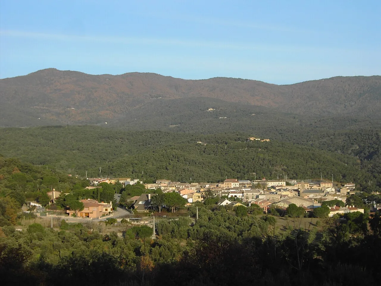 Vista panorámica de Agullana con montañas al fondo.