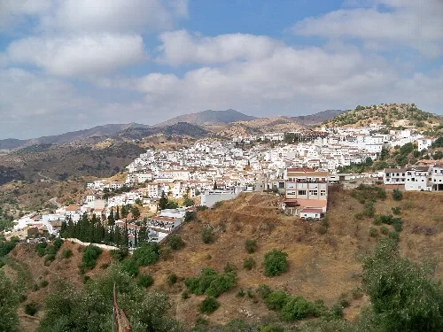Panoramablick auf Almogía mit weißen Häusern und Bergen im Hintergrund.