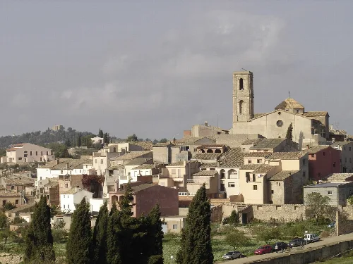 Blick auf eine Stadt mit Häusern und einer Kirche im Zentrum.