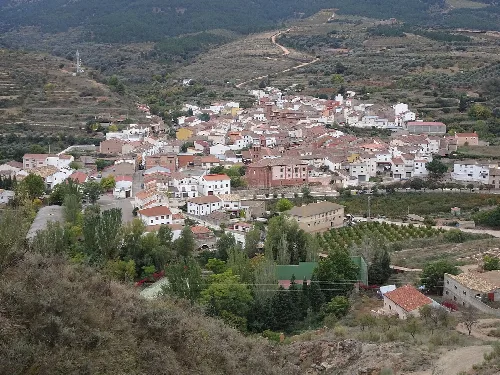 Vista general de Tobed, tomada desde el castillo, con la piscina en la parte baja  de la imagen y el monte detrás