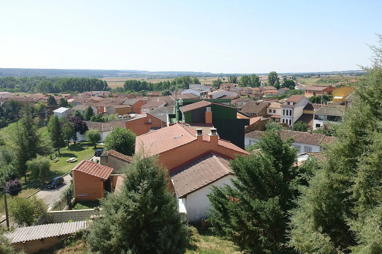 Städtische Landschaft mit Häusern und Bäumen in Almanza, León.