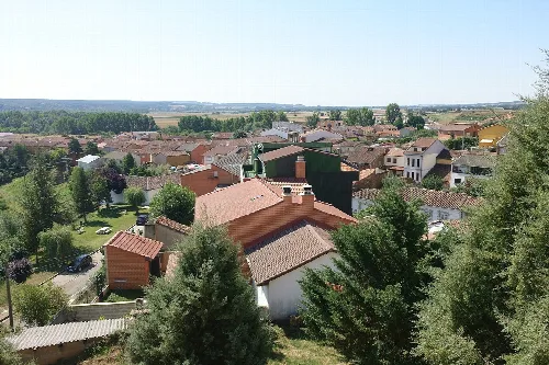 Städtische Landschaft mit Häusern und Bäumen in Almanza, León.