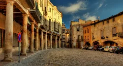 Plaza con columnas y edificios antiguos en Alcover, Tarragona.
