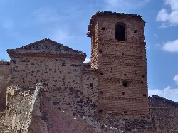 Backsteinturm der Kirche in Villanueva de Jalón.