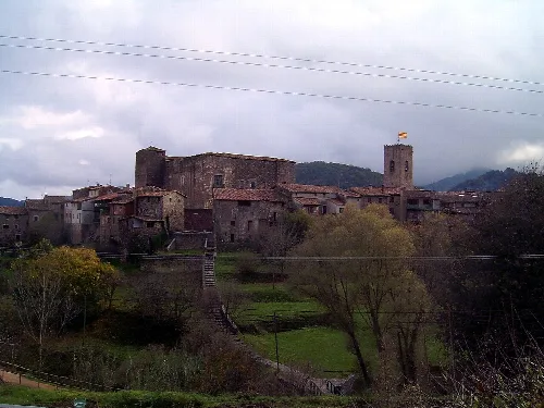 Vista de Santa Pau, amb el Castell.